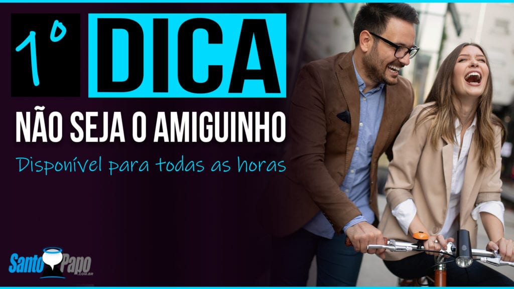 Homem carregando uma mulher na sua bicicleta