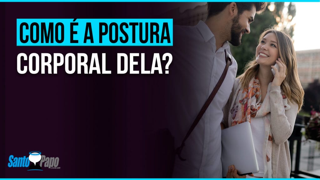 Homem e mulher caminhando na rua enquanto conversam e ela o olha fixamente
