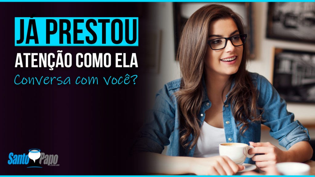 Mulher admirando a pessoa com quem esta conversando enquanto toma café