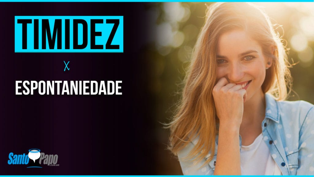 Mulher com sorriso timido