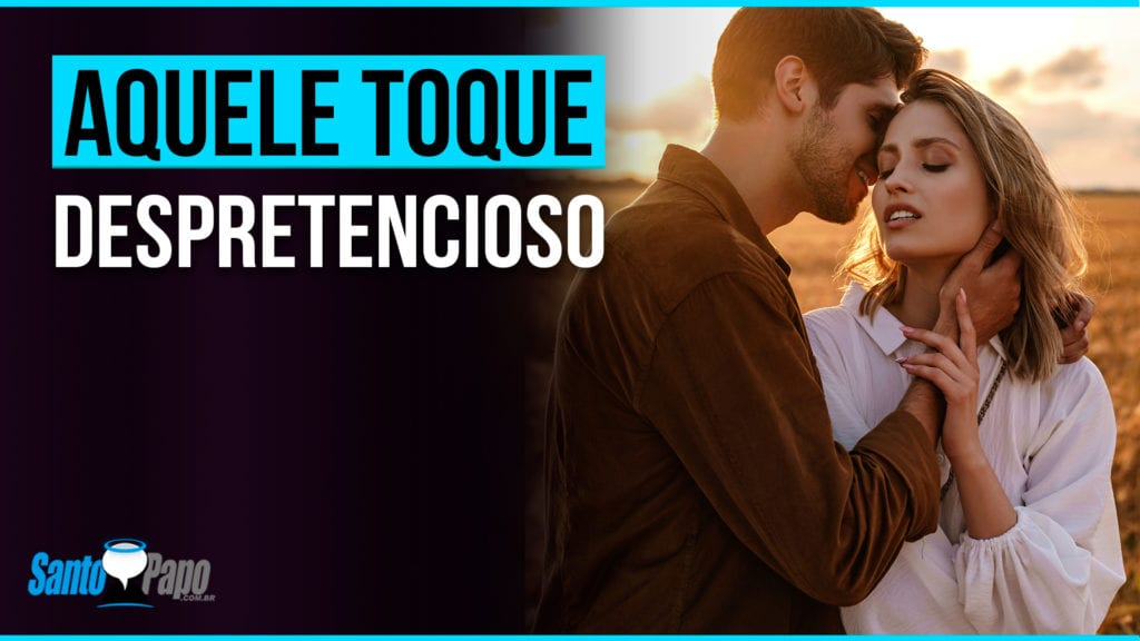 Homem falando no ouvido de uma mulher enquanto toca o rosto dela delicadamente
