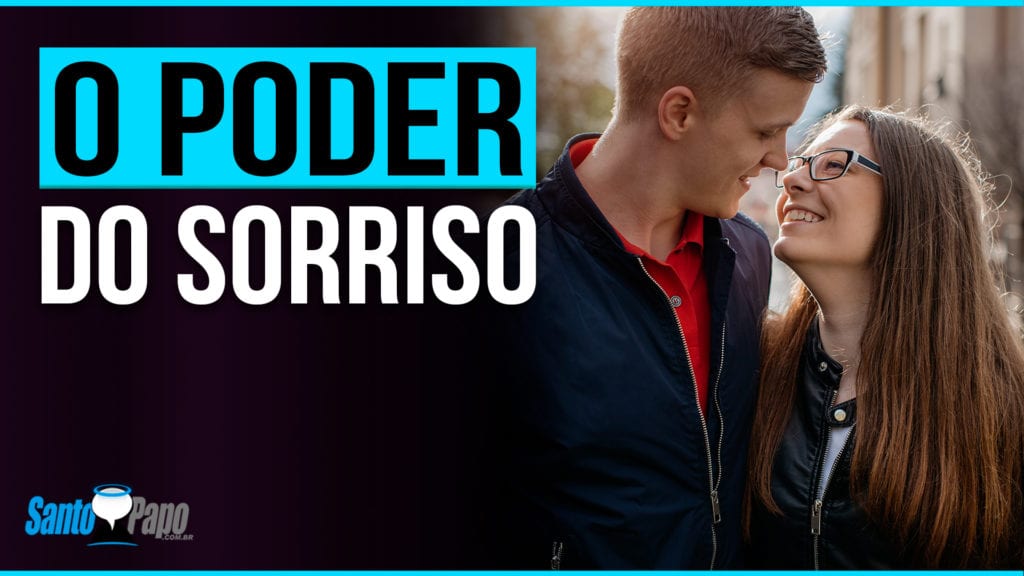 Homem olhando para mulher enquanto eles se abraçam e a garota sorri pra ele