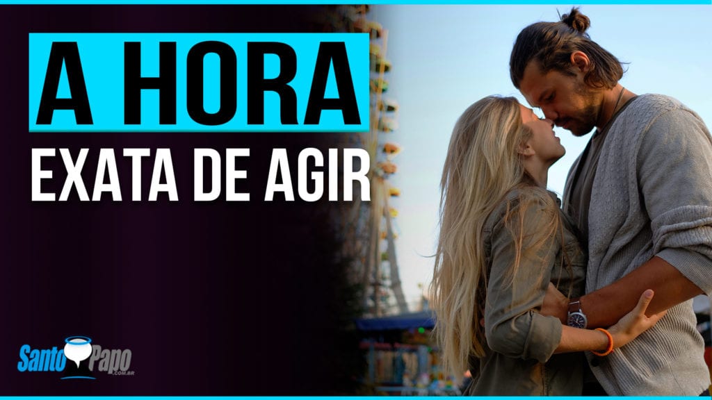 Homem e mulher momentos antes de se beijarem enquanto pesseiam por um parque de diversões
