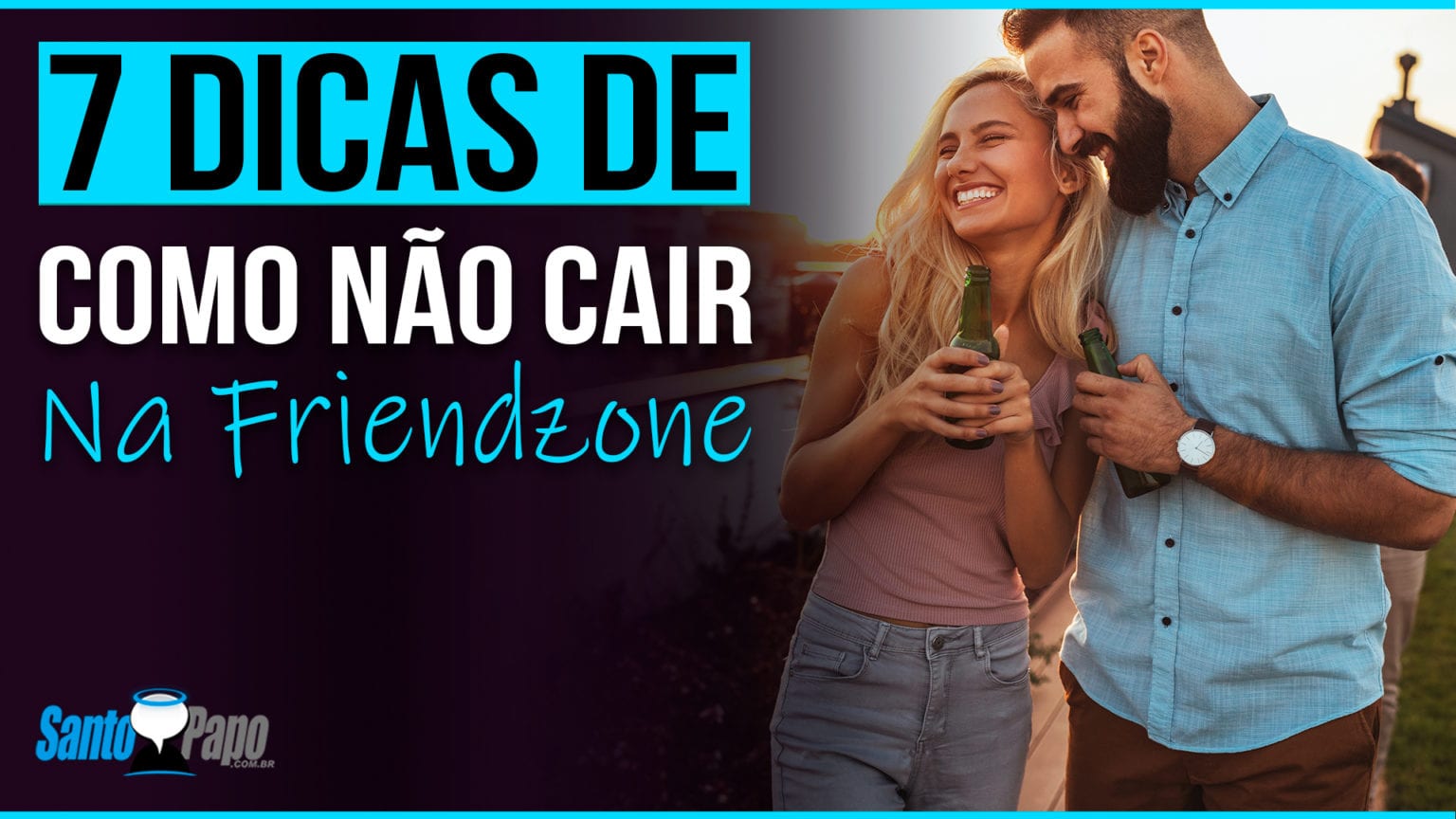 Casal se abraçando e rindo durante por do sol