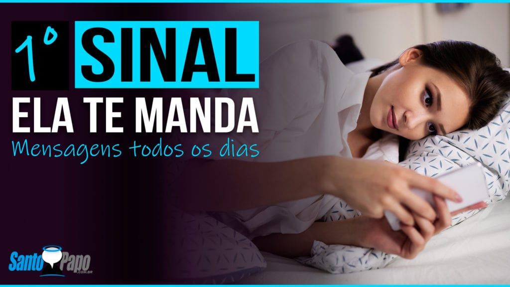 Garota trocando mensagens deitada em sua cama