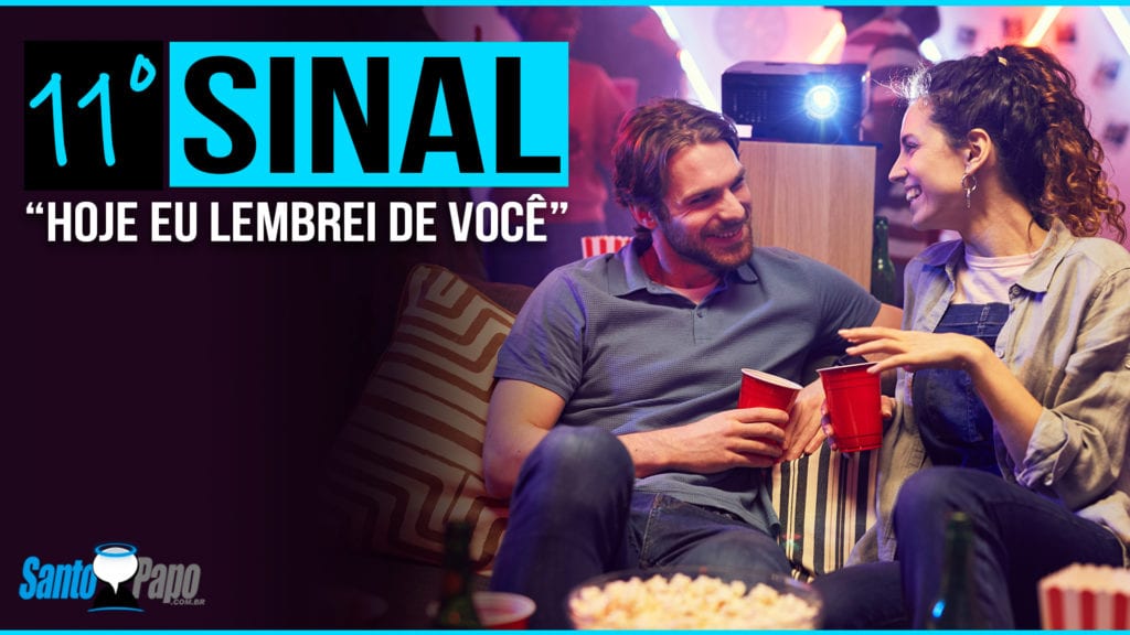 Homem e mulhe conversando em um sofa durante uma festa