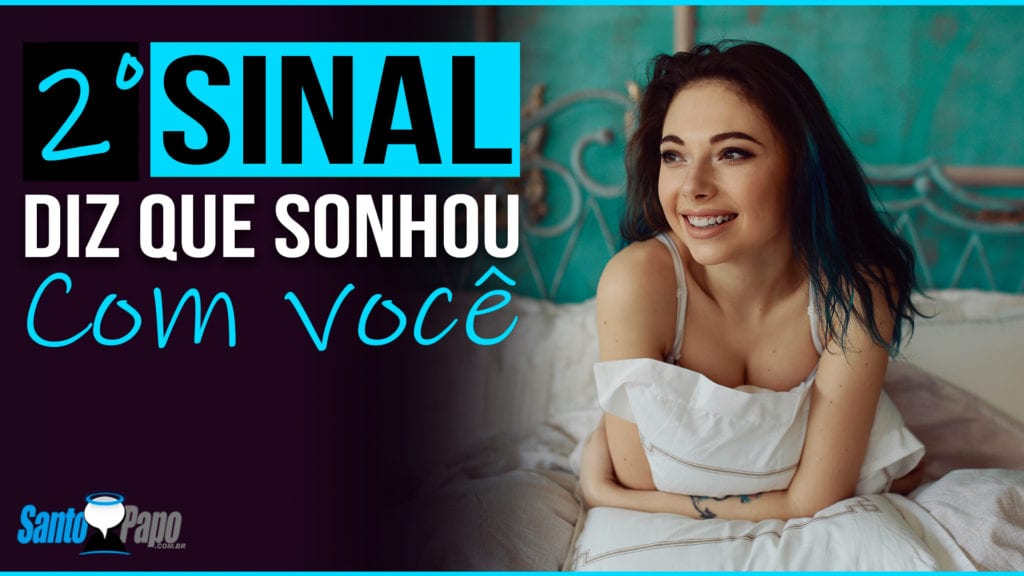 Mulher sorrindo e abraçando seu travesseiro após acordar