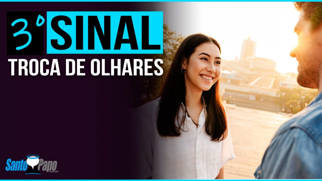 Mulher e homem trocando olhares enquanto conversam na rua