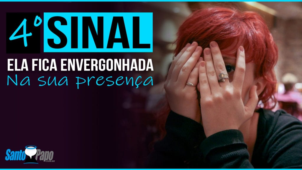 Garota envergonhada tapando o rosto com as mãos