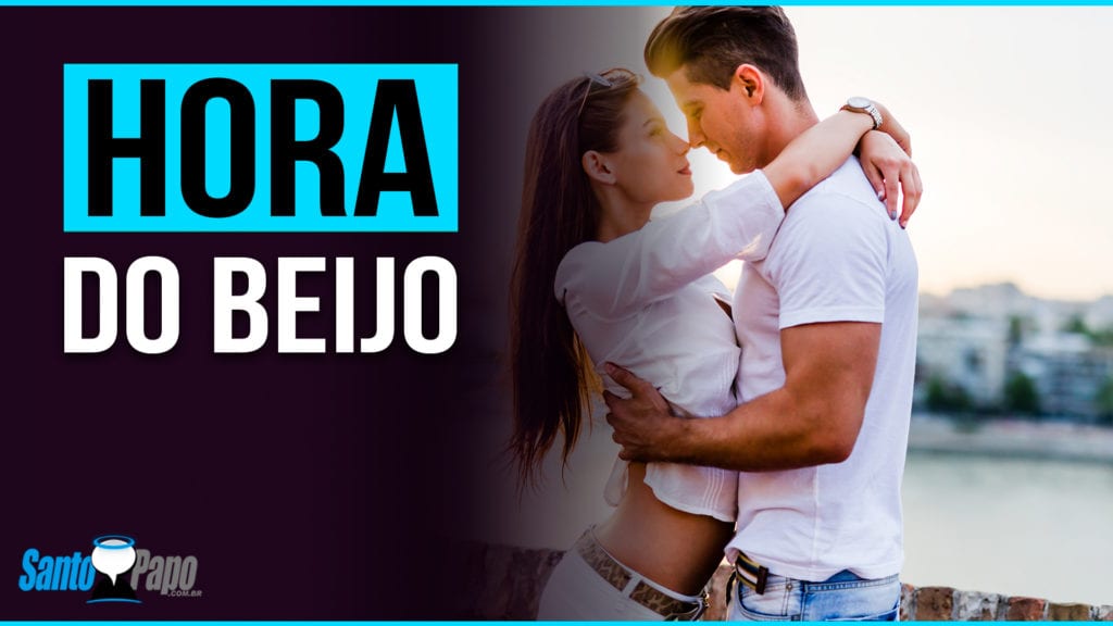 Mulher abraçando homem enquanto o olha nos olhos bem de perto