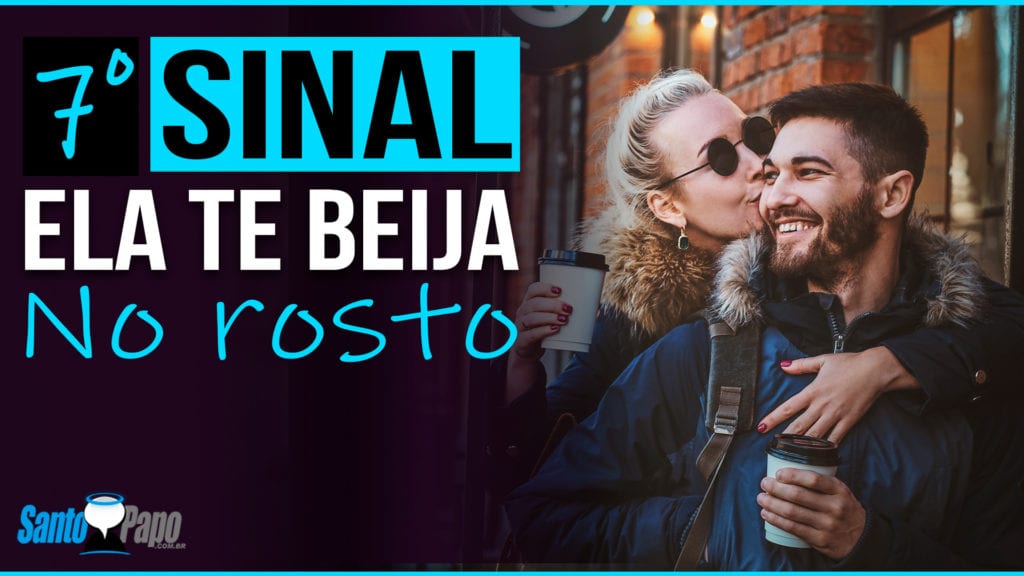 Mulher beijando roste de homem enquanto os dois tomam um café na rua