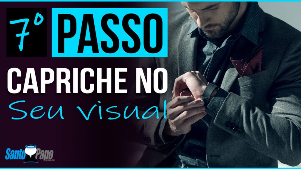 Homem elegante de terno parado arrumando o seu relógio no pulso