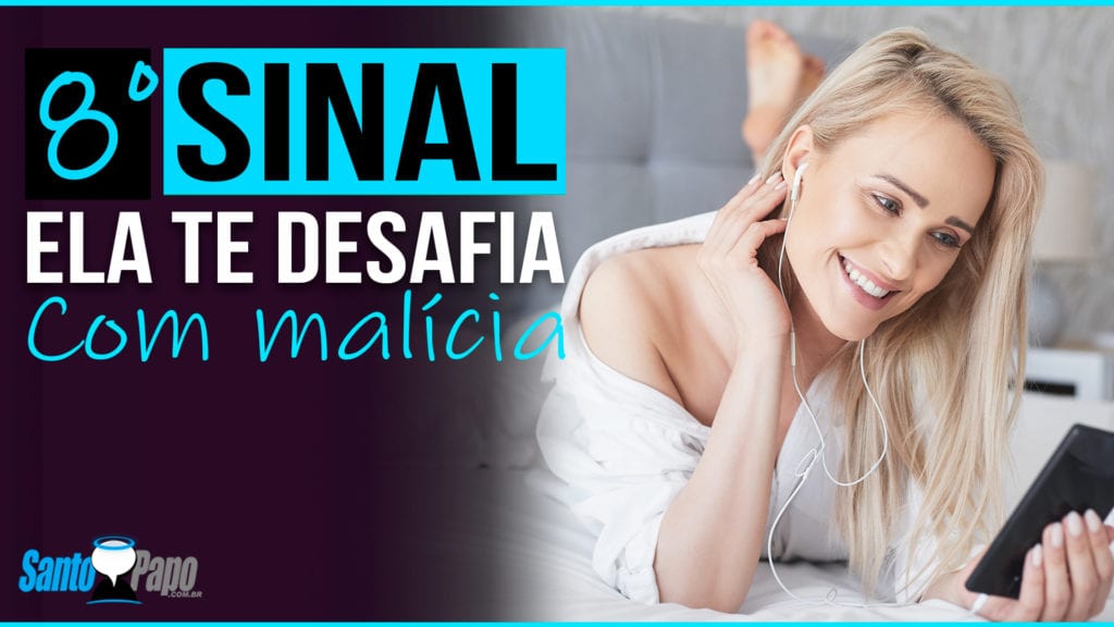 Garota feliz olhando para o celular enquanto troca mensagens