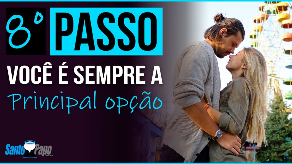 Homem e mulher abraçados e prestes a se beijar durante passei em parque de diversões