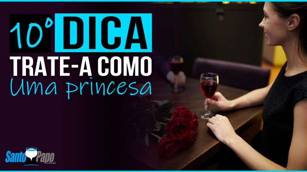 Mulher tomando vinho durante jantar romantico após ter recebido flores