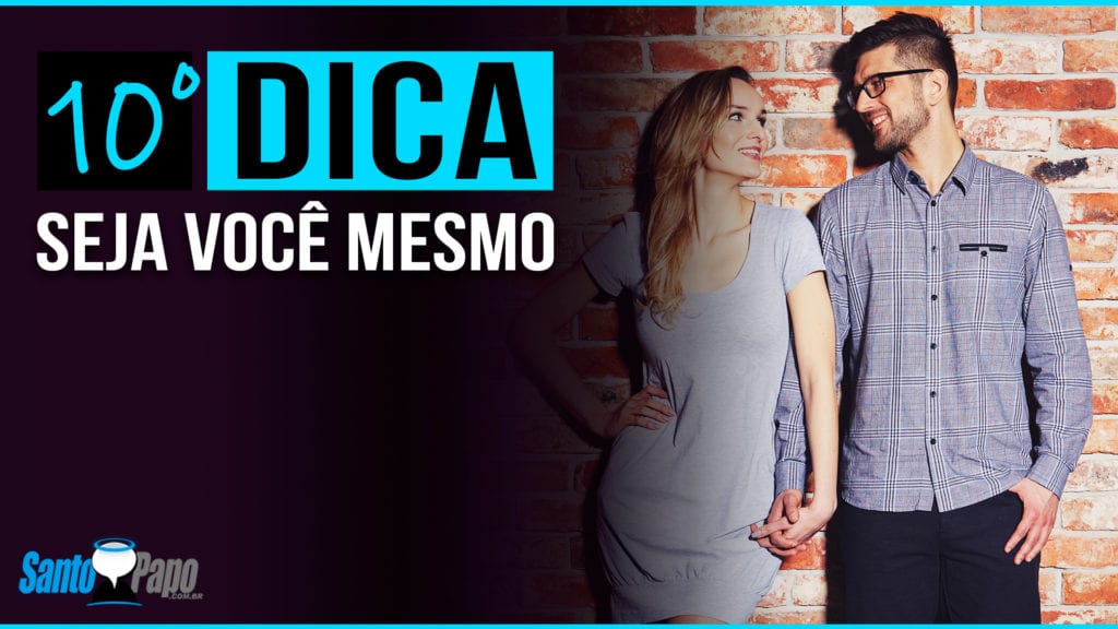 Mulher olhando fixamente para homem enquanto ele segura sua mão