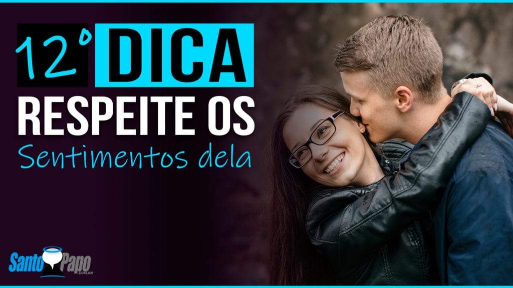 Mulher virando o rosto para receber beijo de homem que a abraça