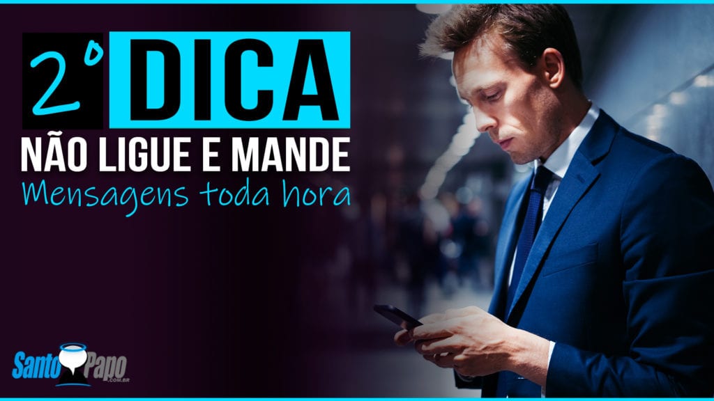 Homem preocupado mandando mensagens no seu celular um lugar movimentado