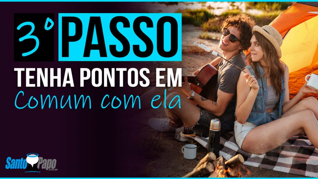 Homem e mulher cantando durante um acampamento a tarde