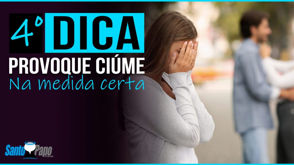 Mulher chorando com mão no rosto por ver homem comprimentanto outra mulher