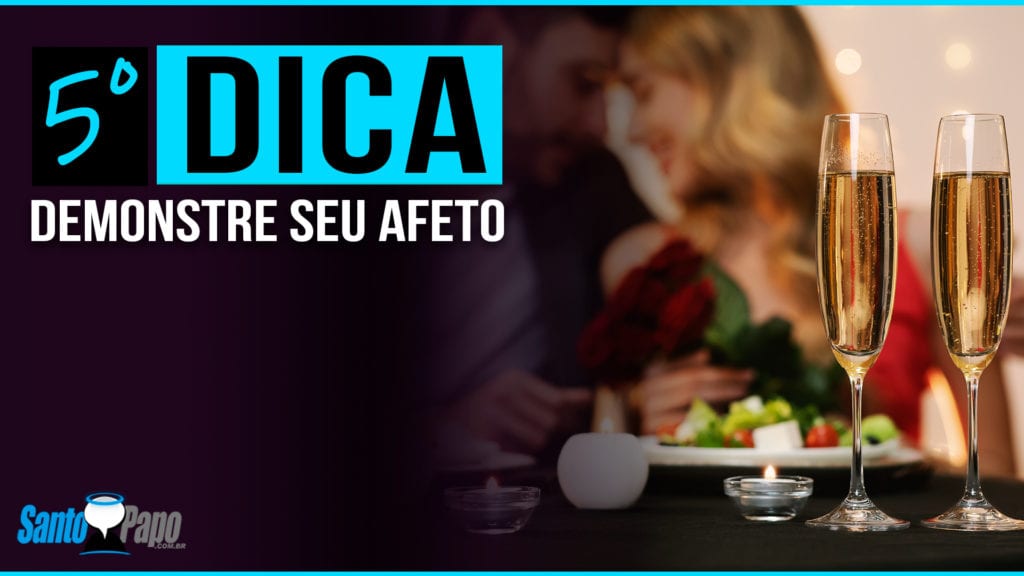 Homem e mulher durante jantar romantico a luz de velas