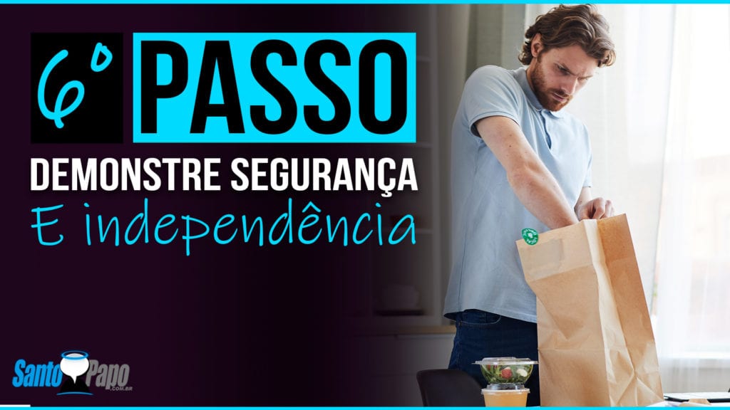 Homem em sua casa guardando compras