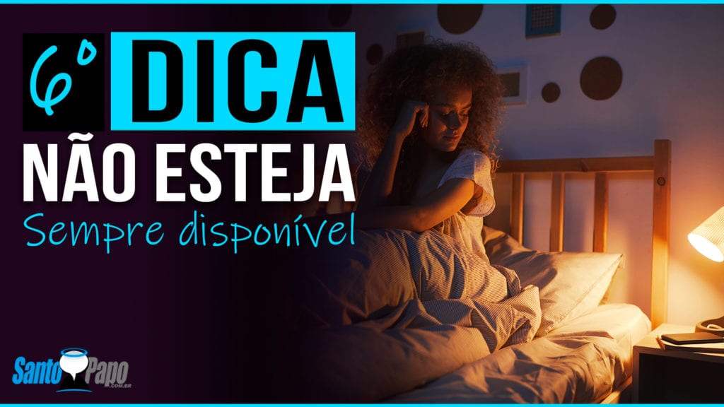 Mulher sentada em sua cama pensativa olhando para celular durante a noite
