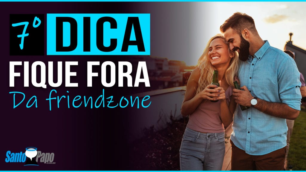 Homem tentando abraçar sua amiga enquanto ela sorri