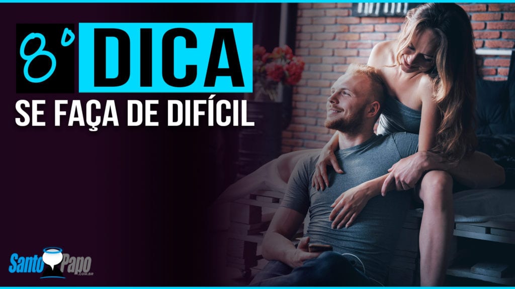 Homem ignorando mulher que tenta o abraçar sentada na sua cama
