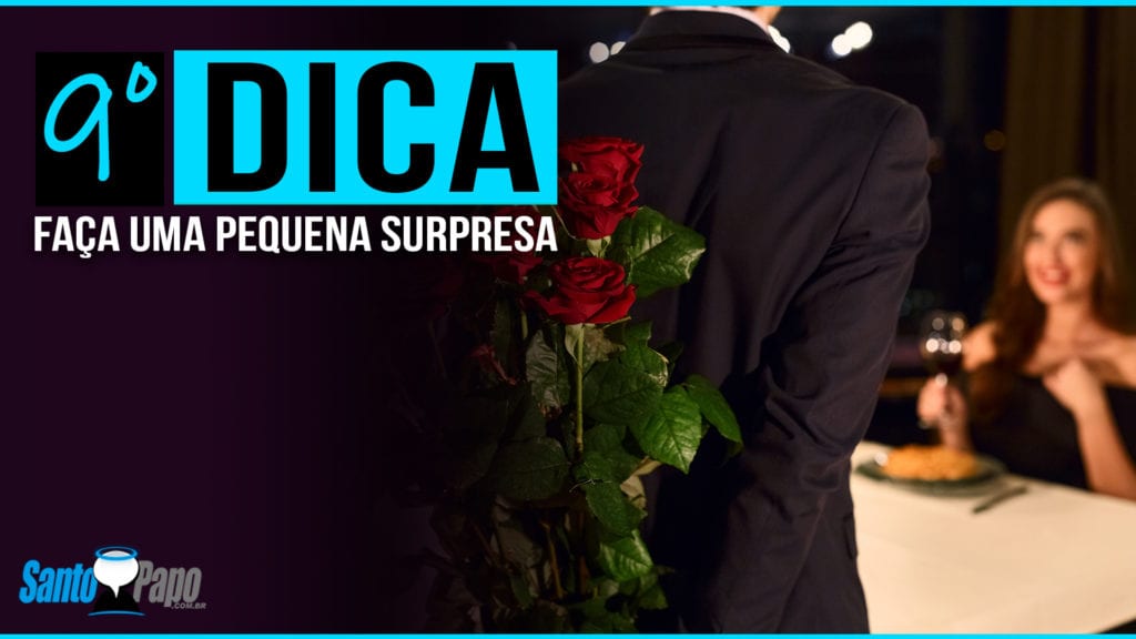 Homem fazendo surpresa com flores para mulher em jantar romantico